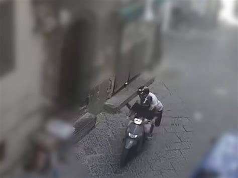 carabiniere rolex napoli|Napoli, scippano Rolex a coppia di turisti cinesi in via Toledo e le .